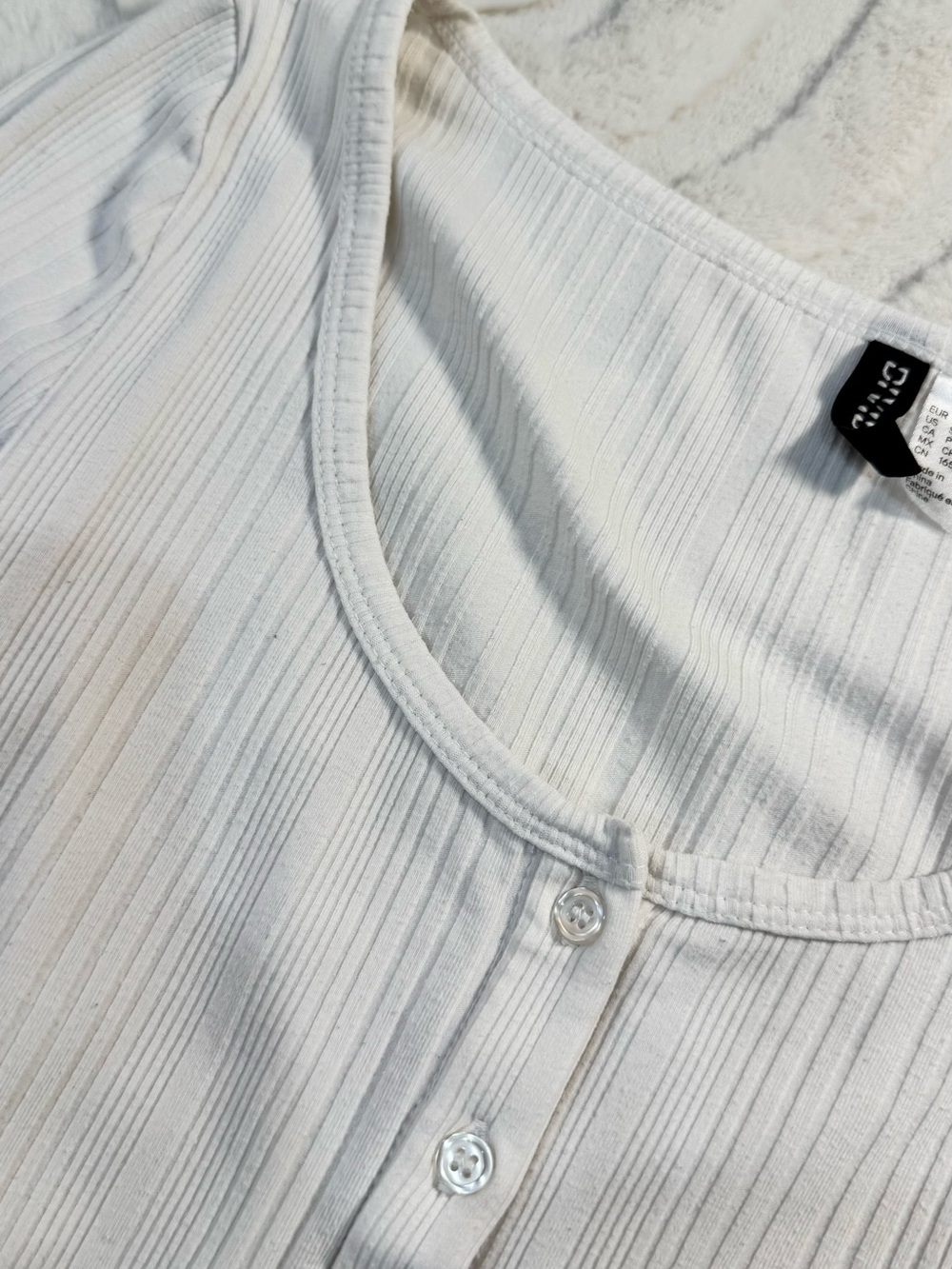 H&M Ivory Ribbed Button-Front Long Sleeve Tee - Picture 4 of 4